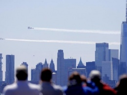Американские пилоты отсалютовали врачам в небе Нью-Йорка и Филадельфии