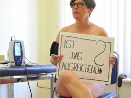 Немецкие врачи снялись голыми в знак протеста