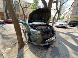 Разборки? В центре Одессы пытались сжечь автомобиль фирмы, связанной с вице-мэром