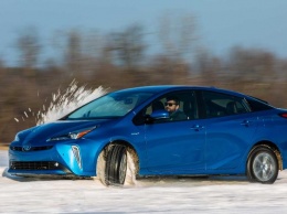Toyota анонсировала юбилейную версию гибридного седана Prius