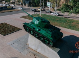 В Днепре танк в честь генерала Пушкина покрасили в изумрудный цвет