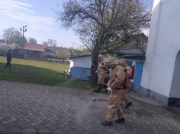 На Тернопольщине из-за умершего от коронавируса священника провели дезинфекцию села (фото)