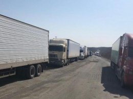 Сотни грузовиков застряли на границе России и Китая