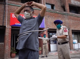 Полицейские в Индии отлавливают нарушителей карантина гигантскими щипцами (видео)