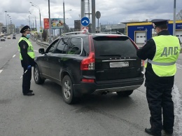 Более 20 водителей оштрафовали за использование пропуска из СМИ