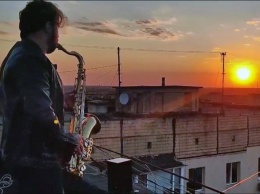 Саксофонист из Кривого Рога дал очередной концерт на крыше дома