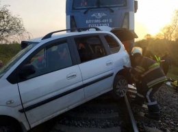 Трагедия на переезде: поезд протаранил авто, 2 погибших