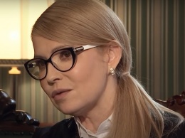 Кожаный диван, короткая юбочка и туфельки: Юлия Тимошенко блеснула стройностью ножек по всей длине. Фото без скромности