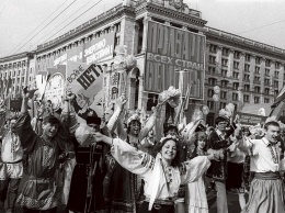 Страшный Первомай: как власти СРСР согнали людей на парад после аварии в Чернобыле. Фото 1986 года