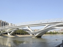 Самый необычный мост открыли в Китае (видео)