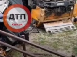 Под Киевом "Камаз" врезался в легковушку в жилом районе: видео смертельного ДТП