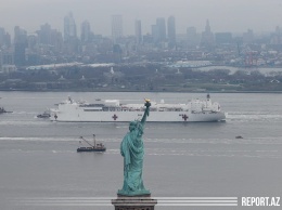 Гигантский корабль-госпиталь США отплыл из Нью-Йорка под аплодисменты (фото)