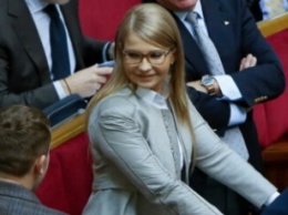Роковая Тимошенко забыла о правилах приличия и понежилась на диване: "Снимайте туфли!"