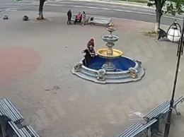 "Хотела сфотографироваться": героиня соцсетей объяснила, почему сломала фонтан