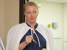 Выпавшая из окна главврач российской больницы умерла
