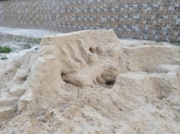 Днепряне возводят песочные замки в городских дворах (ФОТОФАКТ)