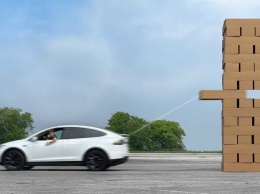 Американец показал, как играет в Дженгу на Tesla Model X (ВИДЕО)