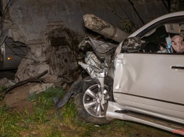 В Днепре на Кротова Lexus влетел в ограждение стоянки: зацепило несколько автомобилей