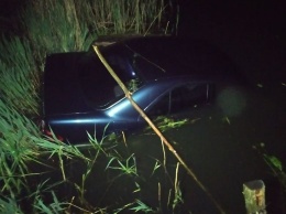 На Донетчине автомобиль скатился в воду. Спасая ребенка утонул полицейский (ФОТО)