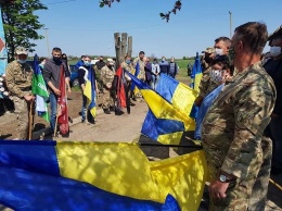 В Запорожской области погибшего на Донбассе бойца в последний путь провожали всем селом, - ФОТО