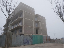 В Черноморке прямо на берегу выросла пятиэтажка - вместо исторического эллинга