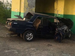 Авария под Днепром: автомобиль влетел в остановку, есть пострадавший