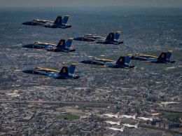 Пилотажные группы Пентагона пролетели над Вашингтоном в честь медиков