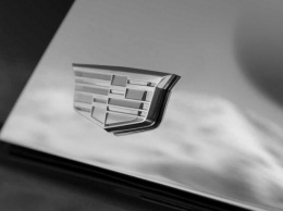 Новый Cadillac Escalade украсят монохромным логотипом