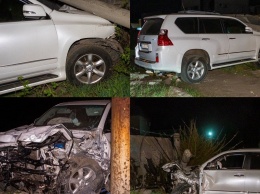 В Днепре водитель Lexus влетел в ограждение стоянки и повредил несколько авто, - ФОТО