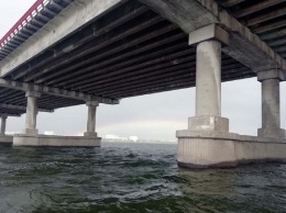 В Днепре с моста в воду бросился мужчина: спасательную операцию свернули из-за погоды
