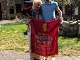Полузащитник "Карпат" извинился за фото с бабушкой и портретом Ленина