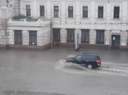 В Черновцах сильный ливень подтопил десятки улиц (фото)