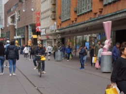 Жители Нидерландов выстроились в очереди к открытым магазинам