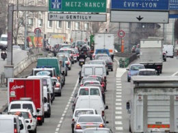 В Киеве - сильные пробки, "стоят" мосты и центр города