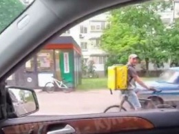 В Киеве попал на ВИДЕО велокурьер, ехавший... задом наперед
