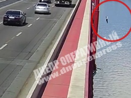 Момент прыжка самоубийцы с Нового моста видели прохожие, но не среагировали (ВИДЕО)