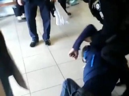 Полиция заломила руки мариупольцу, который хотел зайти в супермаркет без маски, - ФОТО