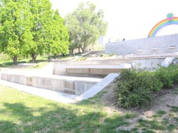 В Вознесеновском парке ремонтируют спуск и подпорную стену каскада фонтанов «Радуга», - ФОТО