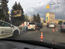 В центре Запорожья столкнулись три автомобиля, - ФОТОФАКТ