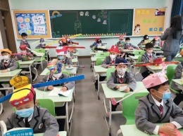 В Китае после смягчения карантина на школьников надели шляпы с метровыми полями (ФОТО, ВИДЕО)