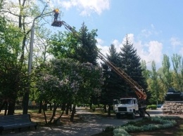 Коммунальщики продолжают готовить памятные места Мелитополя к 9 Мая (фото)