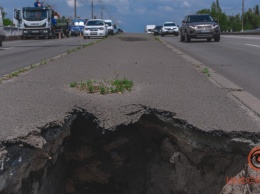 В Днепре на виадуке на Слобожанском проспекте провалился асфальт