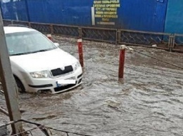 В Харькове ливнем затопило крупный рынок