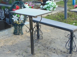 В Днепре супруги попались на краже столика с кладбища
