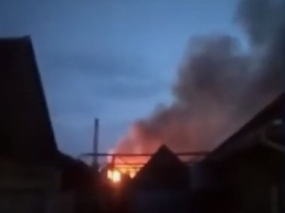 Два пожарных расчета тушил масштабный пожар в Мелитополе (фото, видео)