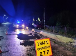 Ночью красные «жигули» протаранили металлическое ограждение в райцентре Николаевской области