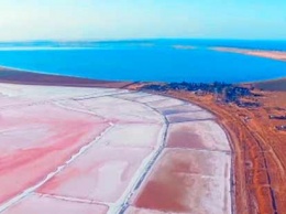 С дрона сняли фантастическое розовое озеро Херсонщины