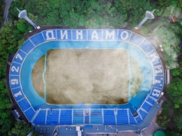 На стадионе "Динамо" "подожгли" траву, чтобы она лучше росла в следующем сезоне