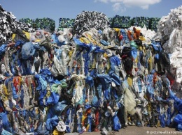 Микроорганизмы решат проблему переработки миллионов тонн пластика?