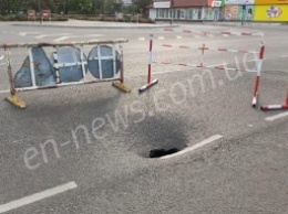 В Запорожской области провалился асфальт на новой дороге: травмировался скутерист (фото, видео)